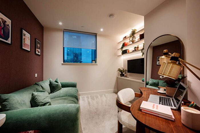 1 Bedroom Apartment For Sale In Harcourt Gardens, South Quay Plaza, E35