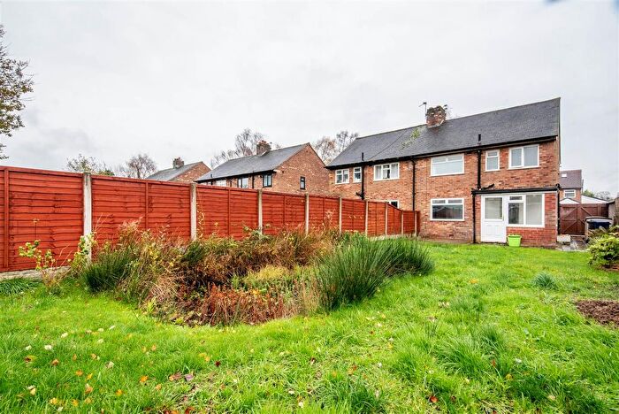 3 Bedroom Semi-Detached House For Sale In Knowsley Avenue, Farington, Leyland, PR25