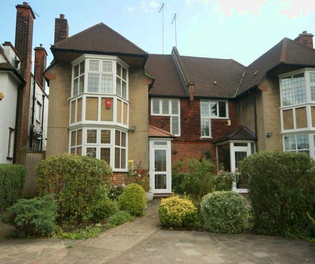 3 Bedroom Property To Rent In The Crescent, London, N11