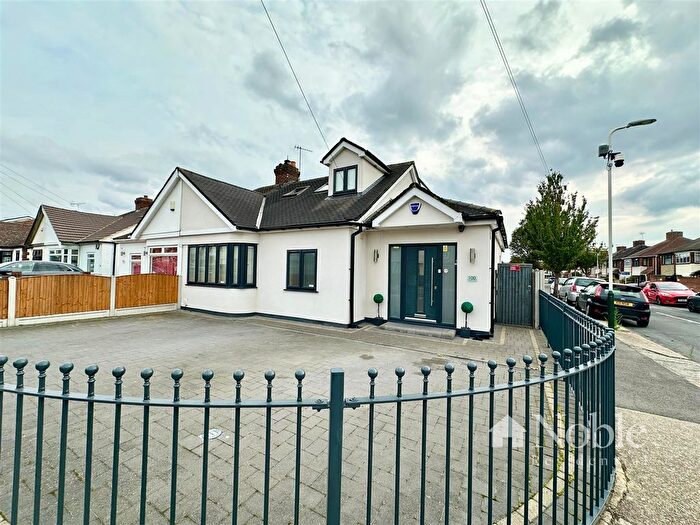 3 Bedroom Semi-detached Bungalow For Sale In Chestnut Avenue, Hornchurch, RM12