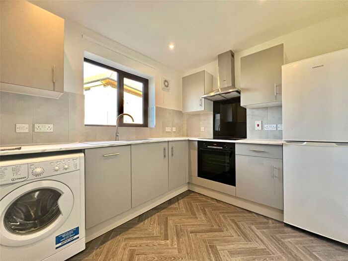 2 Bedroom Flat To Rent In Kimble Close, Watford, Hertfordshire, WD18