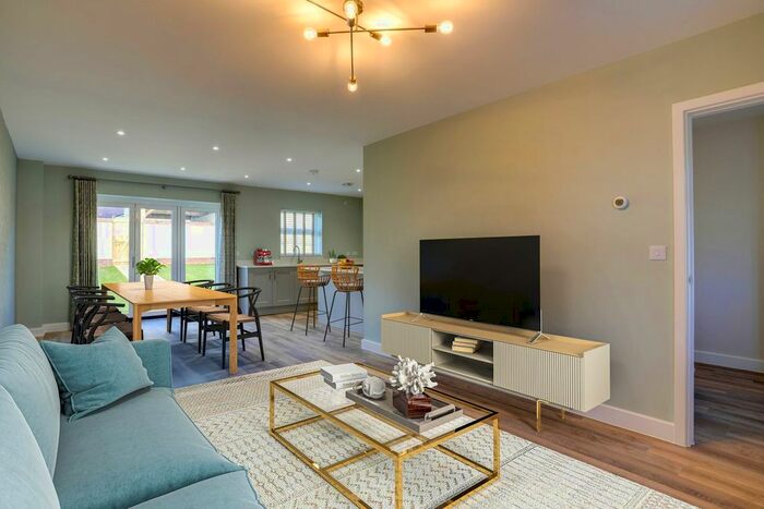 5 Bedroom Detached House To Rent In West Hill, Sanderstead, South Croydon, CR2