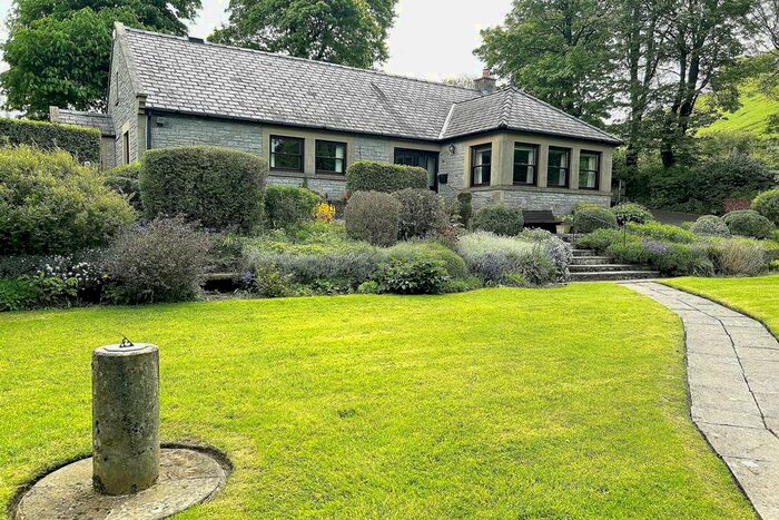 2 Bedroom Detached Bungalow For Sale In Back Street, Castleton, Hope Valley, S33