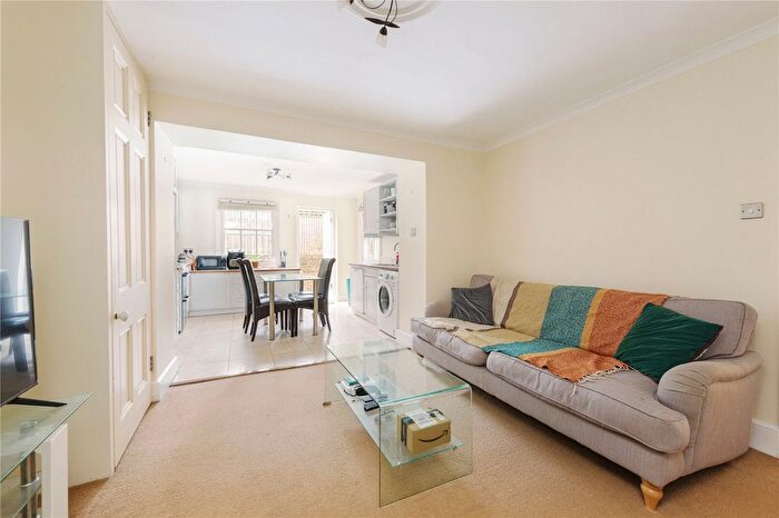 3 Bedroom Flat To Rent In Grafton Square, SW4