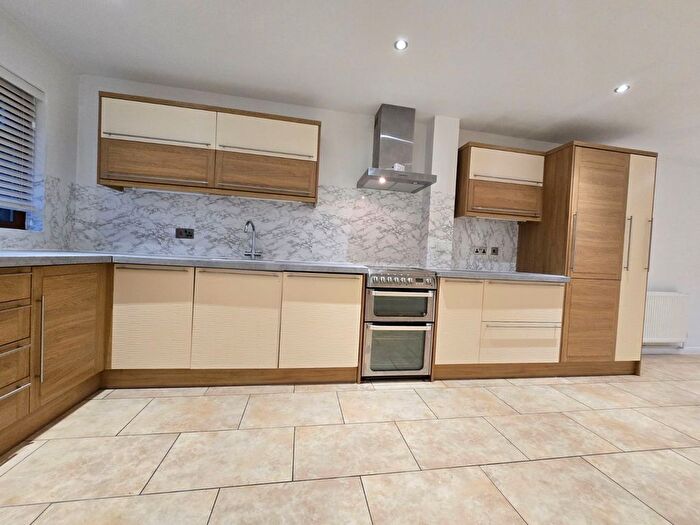 2 Bedroom Flat To Rent In Amanda Close, Chigwell, IG7