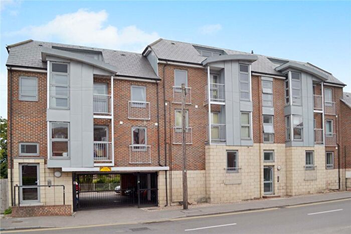2 Bedroom Flat To Rent In Walnut Tree Close, Guildford, GU1