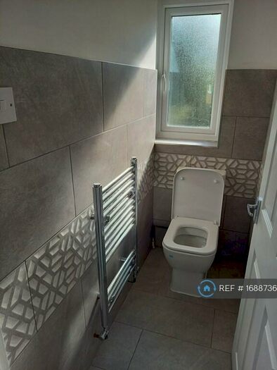 3 Bedroom Semi-Detached House To Rent In Kings Walk, South Croydon, CR2