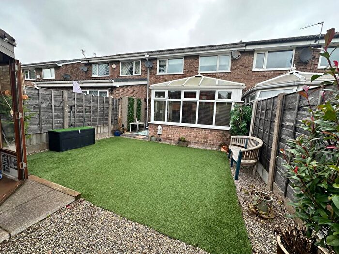 3 Bedroom Town House For Sale In York Street, Radcliffe, Manchester, M26