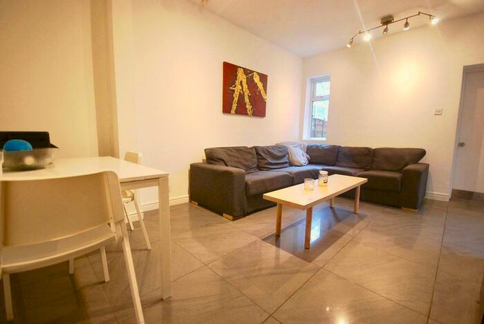 6 Bedroom Semi-Detached House To Rent In Barnsfold Avenue, Fallowfield, Manchester, M14