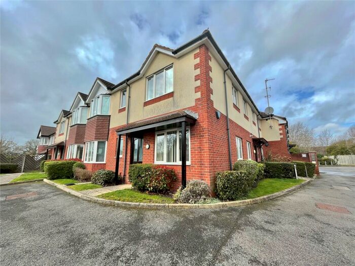 2 Bedroom Flat To Rent In Haslucks Green Road, Shirley, Solihull, West Midlands, B90