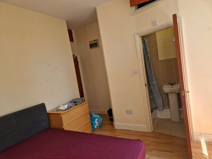 Studio To Rent In Angell Road, London, SW9