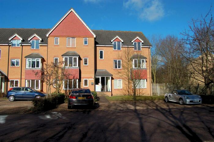 2 Bedroom Flat To Rent In Redoubt Close, Grove Road, Hitchin, SG4