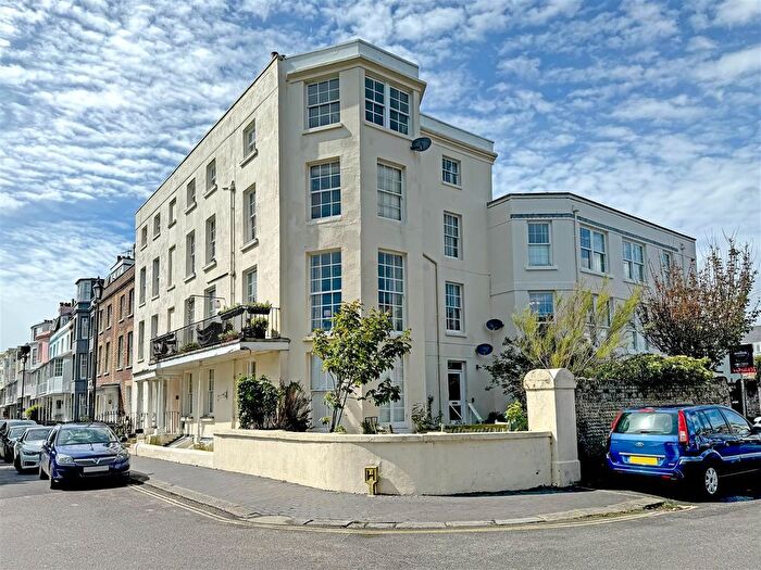 1 Bedroom Flat For Sale In Norfolk Place, Littlehampton, BN17