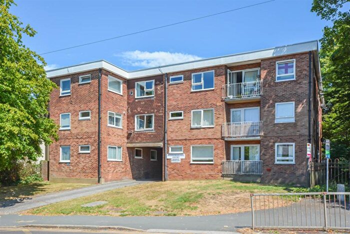 2 Bedroom Apartment For Sale In Doddinghurst Road, Brentwood, CM15