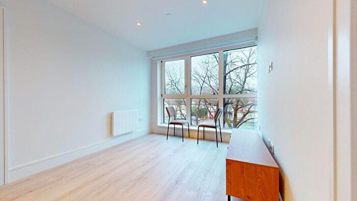 2 Bedroom Flat To Rent In Beverley Way, New Malden, SW20