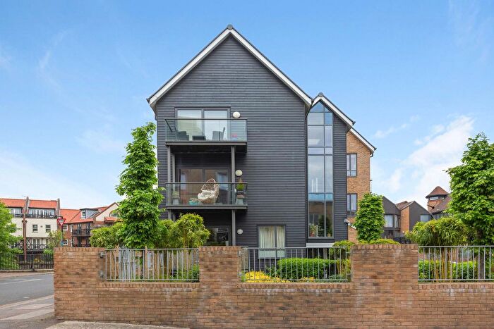 3 Bedroom Flat For Sale In Church Street, Isleworth, TW7