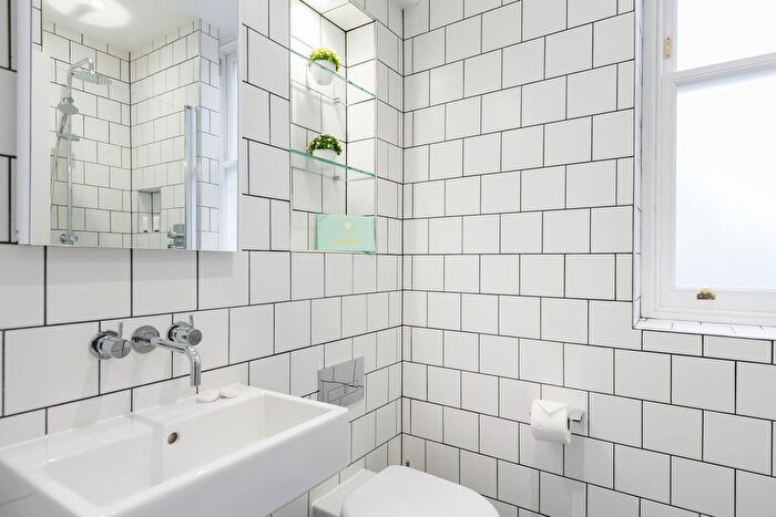 1 Bedroom Flat To Rent In Shaftesbury Avenue, London, W1D