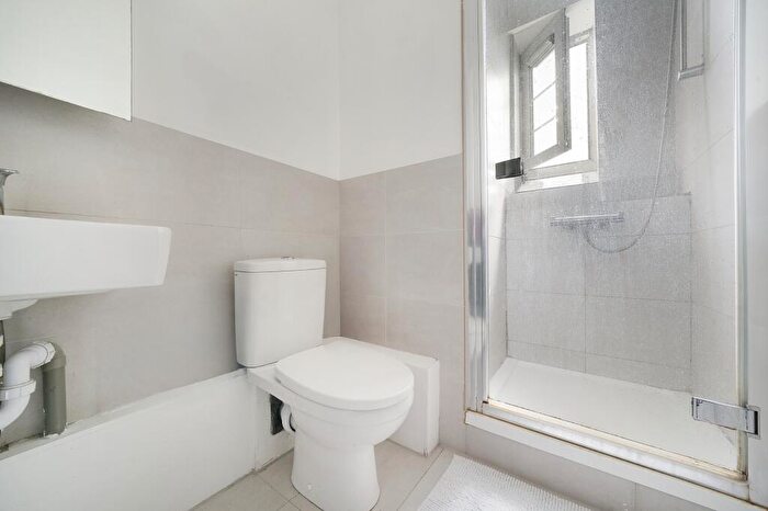3 Bedroom Flat To Rent In Lorraine Court, Lewis Street, Camden, NW1