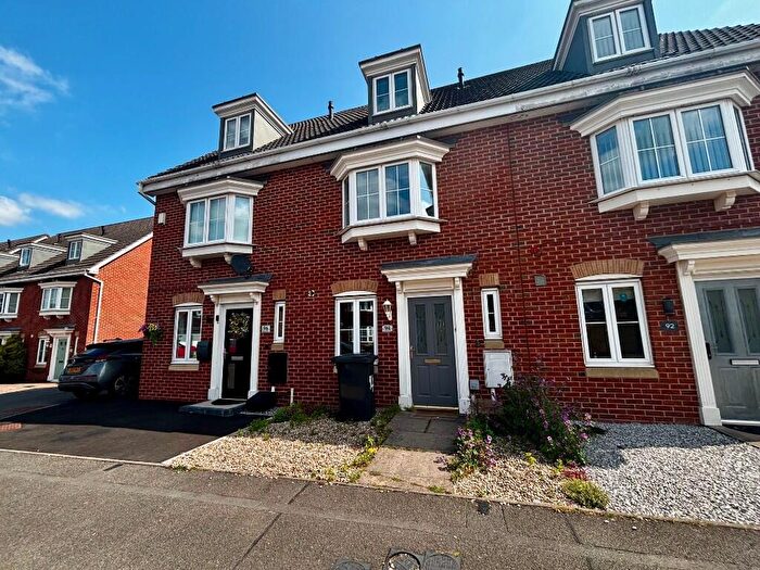 3 Bedroom Town House To Rent In Chaytor Drive, Nuneaton, Warwickshire, CV10