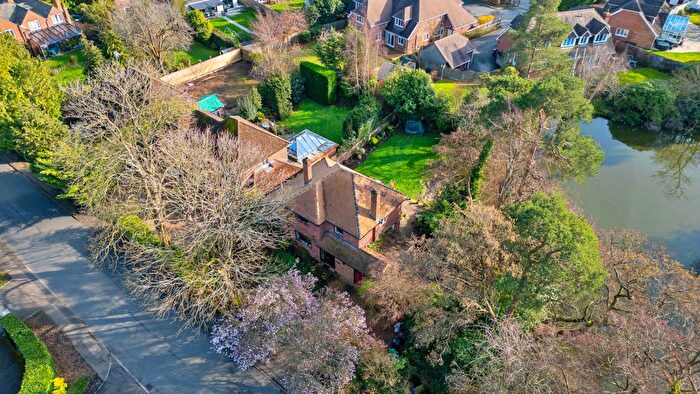 4 Bedroom Detached House For Sale In Chestnut Avenue, Wokingham, RG41