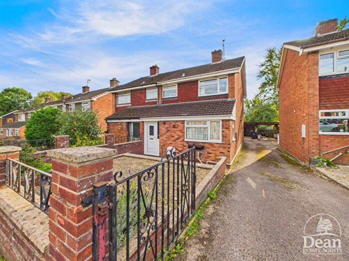3 Bedroom Semi-Detached House For Sale In Lakeside Avenue, Lydney, GL15