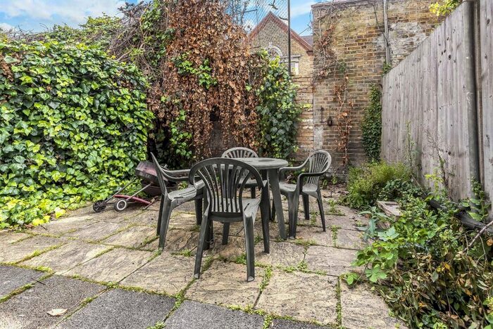 3 Bedroom Flat To Rent In Shandon Road, London, SW4