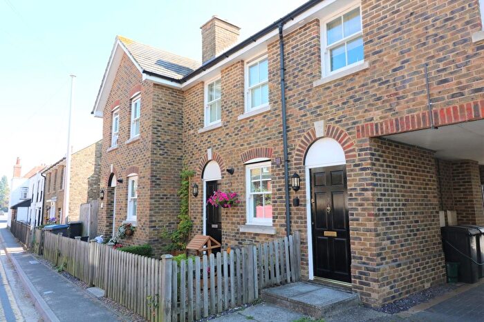 2 Bedroom Flat For Sale In Dover Road, Sandwich, Kent, CT13