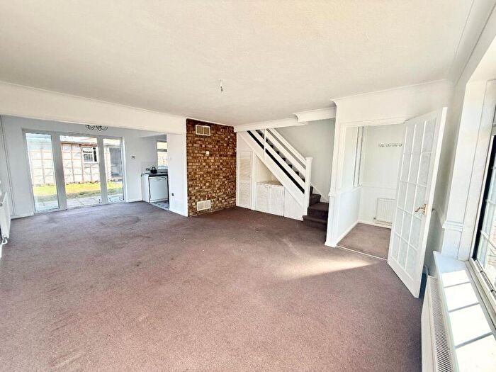 3 Bedroom Semi-Detached House For Sale In Hilton Road, SS8