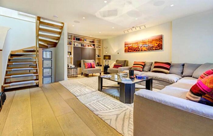 2 Bedroom Detached House To Rent In ***Short Let**** Prince Arthur Mews, Hampstead Village, NW3