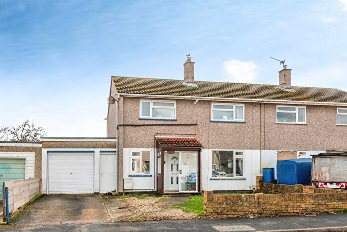 3 Bedroom Semi Detached House For Sale In Midhurst Avenue, Swindon, SN3