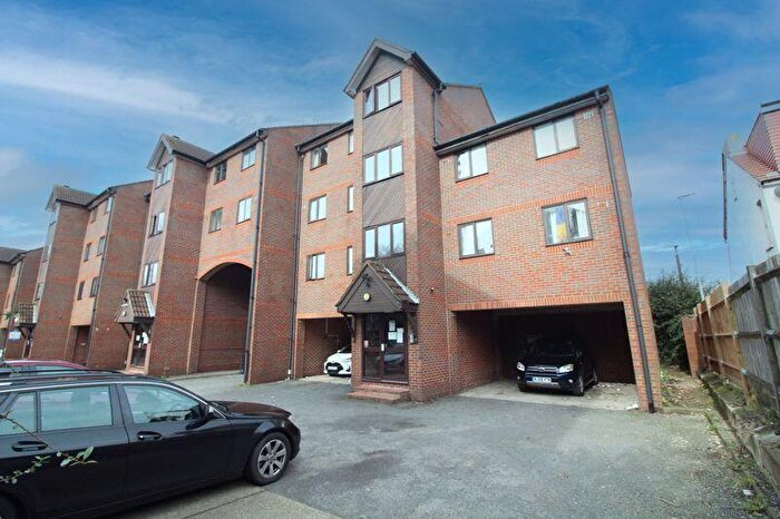 2 Bedroom Penthouse For Sale In Waldeck Road, Luton, LU3