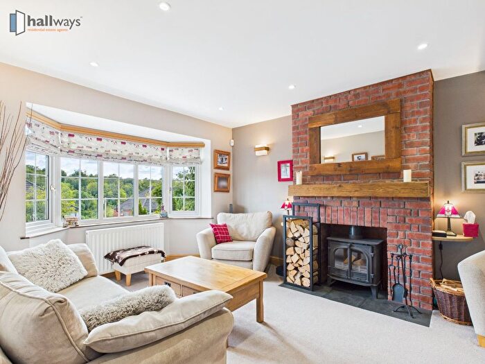 3 Bedroom Semi-Detached House For Sale In Hyde Road, South Croydon, CR2