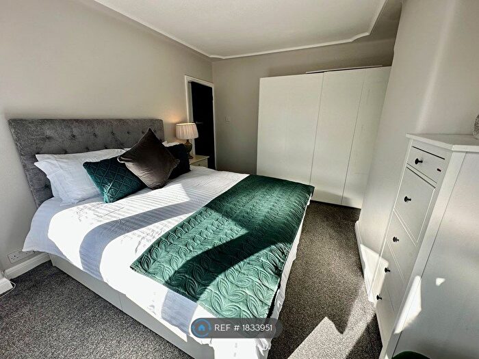 3 Bedroom Semi-Detached House To Rent In Forbes Close, Sale, M33