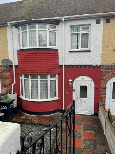 3 Bedroom Flat To Rent In Old Road East, Gravesend, Kent DA12