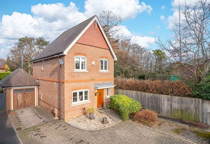 3 Bedroom Detached House For Sale In Meadow Close, Chichester, PO18
