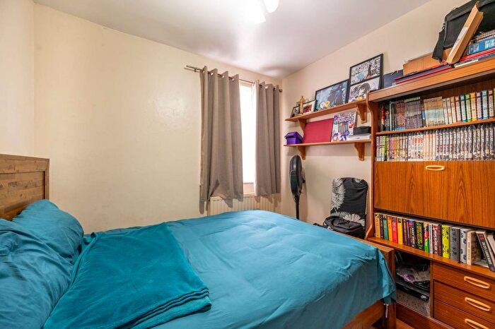 2 Bedroom Flat For Sale In Cann Hall Road, Leyton, London, E11