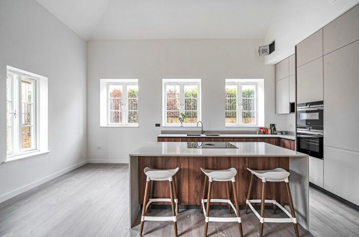 2 Bedroom Flat For Sale In Daffodil Crescent, Barnet, EN4