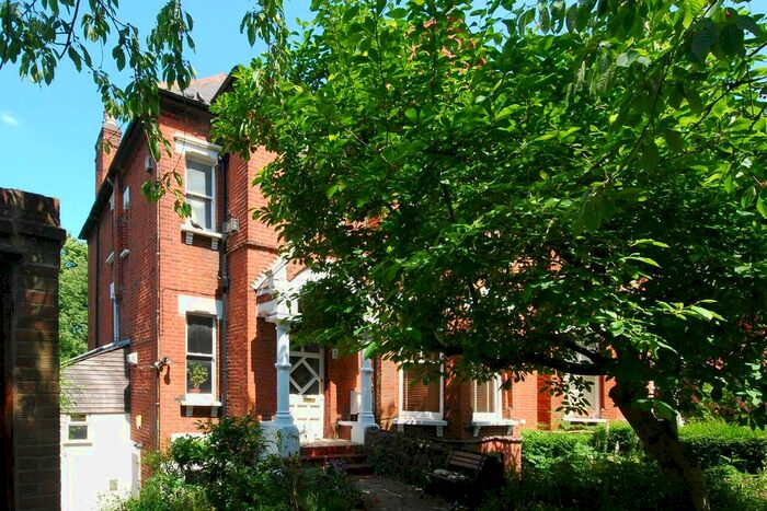 2 Bedroom Flat To Rent In Haslemere Road, Crouch End, London, N8