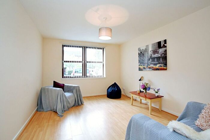 2 Bedroom Flat To Rent In Roslin Place, City Centre, Aberdeen, AB24