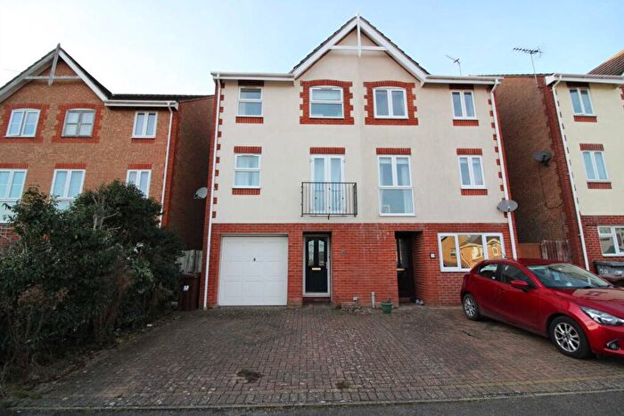 4 Bedroom Semi Detached House For Sale In Oakfield Close. Potters Bar, EN6
