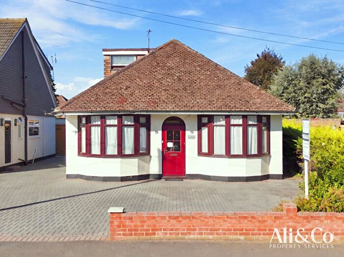 3 Bedroom Bungalow For Sale In Blackshots Lane, Grays, RM16
