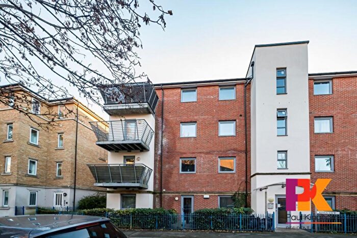 2 Bedroom Flat To Rent In Kings View, High Wycombe, HP11