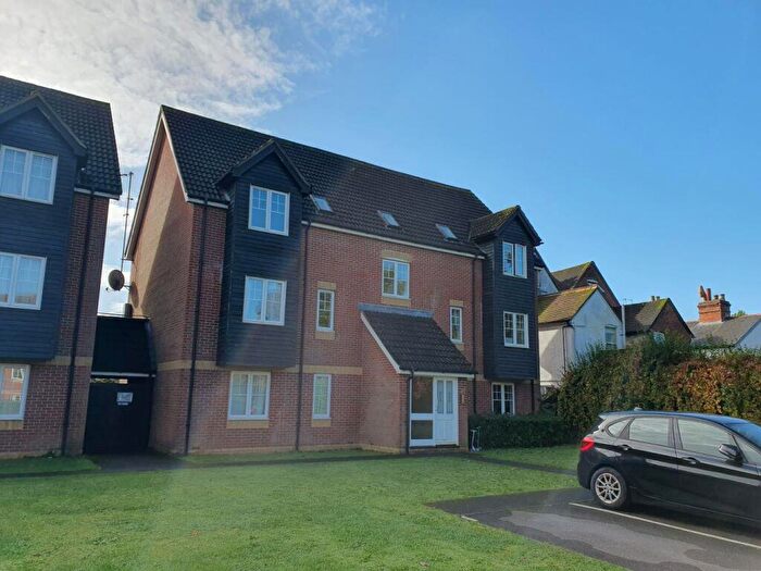 2 Bedroom Flat To Rent In Harbury Court, Newbury, Berkshire, RG14