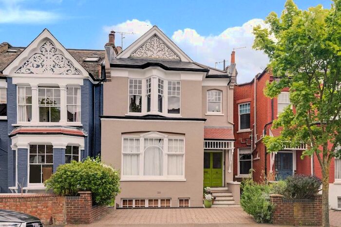 3 Bedroom Flat To Rent In Methuen Park, London, N10