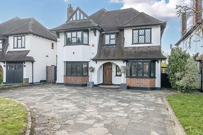 4 Bedroom Detached House For Sale In Chislehurst Road, Petts Wood, BR5