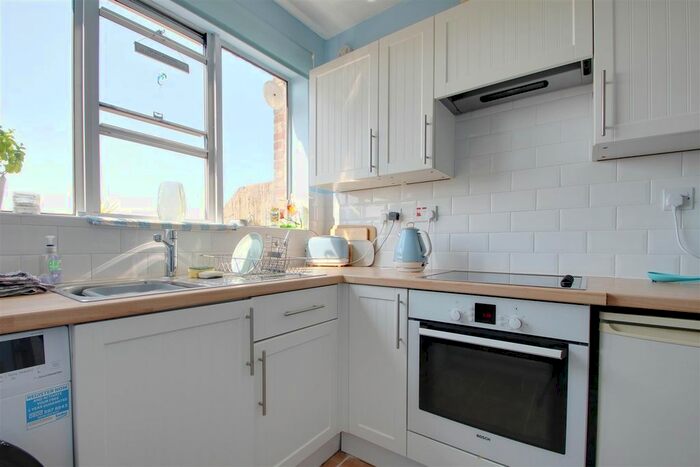 2 Bedroom Flat For Sale In Goring Road, Goring-By-Sea, Worthing, BN12