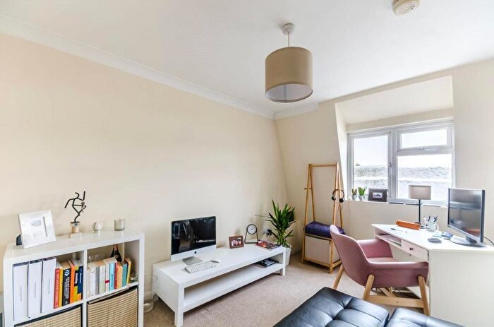 1 Bedroom Apartment To Rent In Battersea Park Road, London, SW11