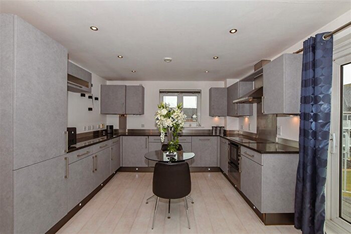 2 Bedroom Flat For Sale In The Lakes, Larkfield, Kent, ME20