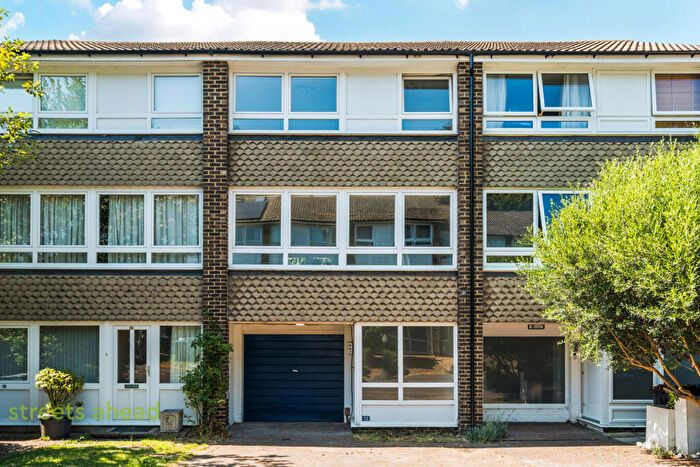 3 Bedroom Terraced House For Sale In Wakefield Gardens, London, SE19