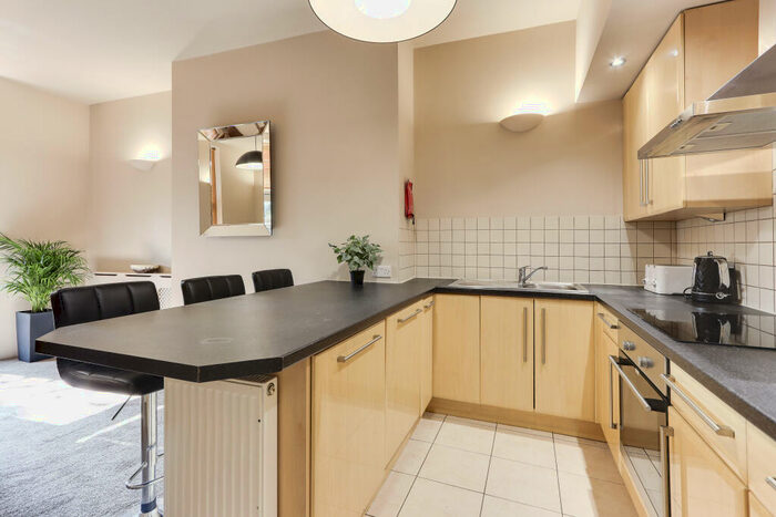 4 Bedroom Apartment To Rent In Westcliffe Court, The Park, NG7
